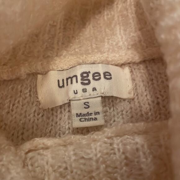 Umgee USA Turtle Neck Drop Off Shoulder Sweater fur on sleeves Small - Picture 5 of 7